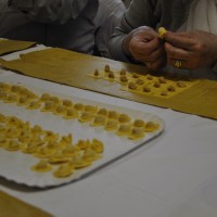 Nelle zone di montagna, complice la maggiore povertà e la scarsità di materie prime, i cappelletti sono molto piccoli (in un cucchiaio se ne contano da quattro a sei)
