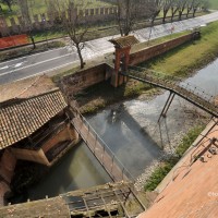 Vista dall’alto del canale Navile e le due derivazioni regolate da paratoie per il funzionamento della presa di forza (in basso) e della centrale idroelettrica, Massimo Brunelli - Associazione Amici delle Vie d’Acqua e dei Sotterranei di Bologna / Bologna sotterranea®. 