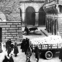 Distribuzione della farina sotto le torri (Giunta Zanardi, 1917, foto del Museo Civico del Risorgimento di Bologna).