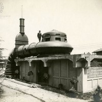 L’impianto idrovoro di San Siro venne ultimato nel 1926 nell’ambito della Bonificazione Parmigiana- Moglia allo scopo di scaricare nel Secchia le acque dei territori delle province di Reggio Emilia e Modena che si trovano al di sotto della quota di 25 m sul livello del mare