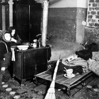 Alloggiamento di fortuna di profughi in una caserma, foto in Franco Cristofori, Bologna. Gente e vita dal 1914 al 1945, Bologna, Alfa, 1980, p. 481.