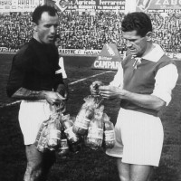 Spal-Bologna (1955-1957). Un derby di salumi, allo scambio di gagliardetti i giocatori si regalano mortadelle (o salame da sugo). Fonte G. Roversi (a cura di), “La mortadella Bologna IGP: storia di un mito: origine, diffusione, produzione, valori alimentari e impieghi culinari,” Bologna: Consorzio mortadella Bologna, c 2013
