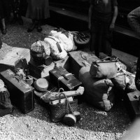 I bagagli delle mondine in partenza. Le pentole per cucinare sono uno strumento fondamentale