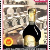 Francobollo dedicato all’Aceto Balsamico Tradizionale di Modena, emesso e presentato al pubblico il 17 aprile 2012 presso il Museo dell’Aceto Balsamico Tradizionale di Spilamberto. Foto Archivio Gruppo Mezaluna – Mario Menabue