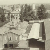 Lo stabilimento vignolese della Cirio sorgeva tra via Cesare Battisti e viale Trento e Trieste. L’edificio è poi stato abbattuto per costruire un complesso di uffici e spazi commerciali