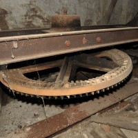Presa di forza motrice dal canale Navile - Fabbrica meccanica Alessandro Calzoni. Questo era il punto di partenza per ogni meccanismo che movimentava il mulino, Massimo Brunelli - Associazione Amici delle Vie d’Acqua e dei Sotterranei di Bologna / Bologna sotterranea®.