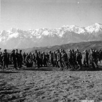 Esercito fronte greco albanese, soldati in pausa consumano il rancio nell'inverno 1941, in ACS, Partito nazionale fascista, Ufficio propaganda, Seconda guerra mondiale, busta 13.