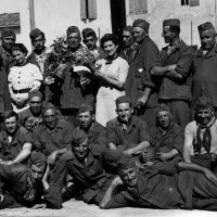 La carovana dei facchini impiegati presso il mercato ortofrutticolo di Vignola, in un'immagine di fine anni Trenta. 
Foto Archivio Gruppo Mezaluna - Mario Menabue.