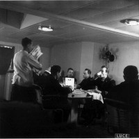 Marina, ufficiali mangiano con il cestino da guerra a bordo di una nave da guerra in navigazione il 25 gennaio 1942, in ACS, Partito nazionale fascista, Ufficio propaganda, Seconda guerra mondiale,  busta 44.