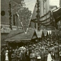 Per un maggior consumo della frutta. Festa dell’uva. Banchi per la vendita in via Altabella, in «Il Comune di Bologna, rivista mensile del Comune», settembre 1933, Biblioteca dell'Archiginnasio, Bologna.