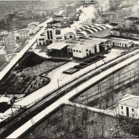 Lo stabilimento dell’industria Toschi Vignola. Nata nel 1945 su iniziativa dei fratelli Giancarlo e Lanfranco Toschi, conosce uno sviluppo significativo, che negli anni Settanta la proietta sui mercati esteri. Nel 1981 l’azienda riceve la Ciliegia d’Oro quale riconoscimento delle proprie attività