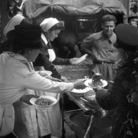 Trebbiatura del grano in piazza Garibaldi a Parma, 27/6/1942, Archivio fotografico Amoretti.