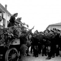 Donne in abiti tradizionali offrono grappoli d’uva al Duce nella campagna parmense, visita di Mussolini a Parma per la consegna della “Spiga d’oro”, 8/10/1941, Archivio fotografico Amoretti.