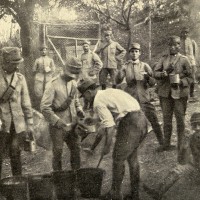 Fra i soldati sul fronte. Distribuzione del rancio, in «L'Illustrazione italiana», 4 luglio 1915, n. 27, p. 10, Istituto per la storia e le memorie del '900 Parri E-R.