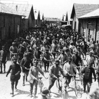 Casaralta, uscita dal lavoro degli operai, 1915-1918, foto. Museo Civico del Risorgimento di Bologna