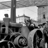 Trebbiatura del grano in piazza Garibaldi a Parma, 27/6/1942, Archivio fotografico Amoretti.