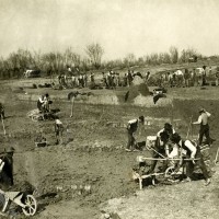 Il lavoro degli scariolanti durante gli scavi per la realizzazione dei canali di bonifica. Anni Venti