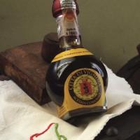 Un’ampolla di Aceto Balsamico Tradizionale, proveniente dall’acetaia comunale di Vignola. Foto Archivio Gruppo Mezaluna – Mario Menabue