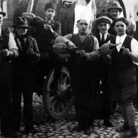 'La bottiglia di vino'. La bottiglia di vino e le osterie erano il solo 'diversivo' dei birocciai e, più in generale, degli strati di popolazione meno abbienti. L'alcoolismo era a tutti gli effetti una piaga sociale.