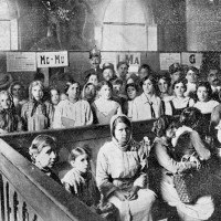Folla di donne in Municipio in attesa di riscuotere i sussidi per i parenti in guerra, foto in «La vita cittadina. Bollettino mensile di cronaca amministrativa e di statistica. Comune di Bologna», giugno 1915, p. 43. 