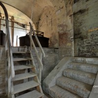 Piano terra del mulino. Le due scalette conducono alla parte della bassa macinazione e al corridoio della centrale elettrica (oltre la porta) , Massimo Brunelli - Associazione Amici delle Vie d’Acqua e dei Sotterranei di Bologna / Bologna sotterranea®.