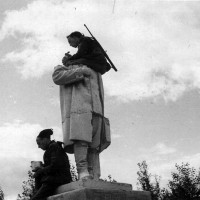 Esercito Areonautica Camicie nere, fronte occidentale russo, Camicie nere divisione Tagliamento consumano il rancio seduti su una statua decapitata di Stalin in russia nel 1942, in ACS, Partito nazionale fascista, Ufficio propaganda, Seconda guerra mondiale,  busta 59.