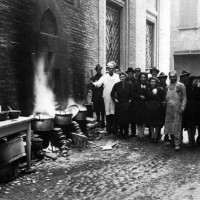La cucina della mensa della Timo di Bologna, a causa dei bombardamenti viene trasferita all’aperto, ai piedi della torre Guidozagni in via Albiroli, foto in Franco Cristofori, Bologna. Gente e vita dal 1914 al 1945, Bologna, Alfa, 1980, p. 467. 