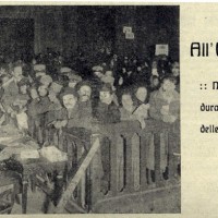 All’Ufficio tessere. Nella sala dei Notai, durante la distribuzione delle tessere annonarie, foto in «La vita cittadina. Bollettino mensile di cronaca amministrativa e di statistica. Comune di Bologna», a. IV, n. 1, gennaio 1918, p. 17. 