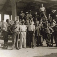Nella filiera della frutta rossa è significativo il lavoro della Carovana facchini, composta da braccianti assunti per la stagione più intensa delle contrattazioni nel mercato ortofrutticolo. Questa foto risale al maggio 1945