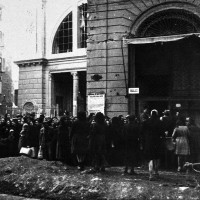I bolognesi in fila al mercato delle erbe, foto in Archivio Anpi, Bologna.