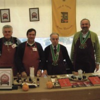 Lo stand dell’Associazione Agromela di Vignola, attiva nella produzione dell’Aceto Balsamico Tradizionale. Sullo sfondo si nota il gonfalone dell’Acetaia Comunale vignolese. Foto Archivio Gruppo Mezaluna – Mario Menabue