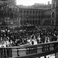 La trebbiatura del grano in Piazza Grande, Modena.