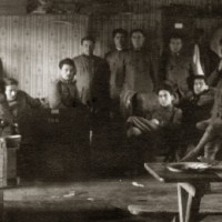 Campo di prigionia di Celle, militari all’interno di una baracca, 1918. Tratto da Voci e silenzi di prigionia, Roma, Gangemi 2015). 