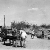 Areonautica fronte orientale russo, preparazione del rancio in un campo d'aviazione della caccia e della ricognizione italiana in Russia nell'estate 1942, in ACS, Partito nazionale fascista, Ufficio propaganda, Seconda guerra mondiale, busta 64.