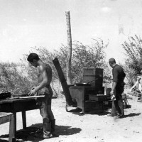 Areonautica fronte orientale russo, preparazione del rancio in un campo d'aviazione della caccia e della ricognizione italiana in Russia nell'estate 1942, in ACS, Partito nazionale fascista, Ufficio propaganda, Seconda guerra mondiale, busta 64.