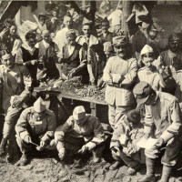 Fra i soldati al fronte. La preparazione del rancio, in «L'Illustrazione italiana», 4 luglio 1915, n. 27, p. 10, Istituto per la storia e le memorie del '900 Parri E-R.