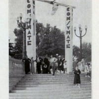 Quinta festa nazionale dell’uva. L'accesso ai banchi di vendita sulla Montagnola, in «Il Comune di Bologna, rivista mensile del Comune», settembre 1934, Biblioteca dell'Archiginnasio, Bologna.