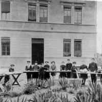 Gli alunni preparano i rotoli per gli scaldaranci, foto in «La vita cittadina. Bollettino mensile di cronaca amministrativa e di statistica. Comune di Bologna», a. II, n. 3, marzo 1916, p. 9. 