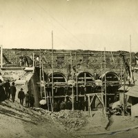 Controllo dei lavori di costruzione della Botte San Prospero all'interno dell'impianto Mondine. Il nome è un toponimo poiché l'impianto viene realizzato sull'omonimo podere. L'impianto è situato sul territorio del comune di Moglia, sul confine con Novi di Modena e Concordia sulla Secchia. I lavori per la sua realizzazione investirono quindi un territorio molto vasto