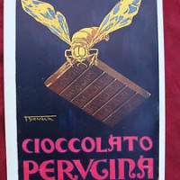 Perugina APE: Pubblicità apparsa su “La Stampa” di Torino il 20 novembre 1923. Il manifesto viene accompagnato dalla frase che Mussolini pronuncia un mese prima durante la sua visita agli stabilimenti: “Vi dico e vi autorizzo a ripeterlo, che il vostro Cioccolato è veramente squisito!”