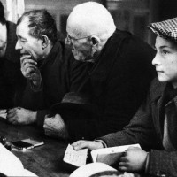 Si compera con le tessere annonarie, foto in Archivio Anpi, Bologna.