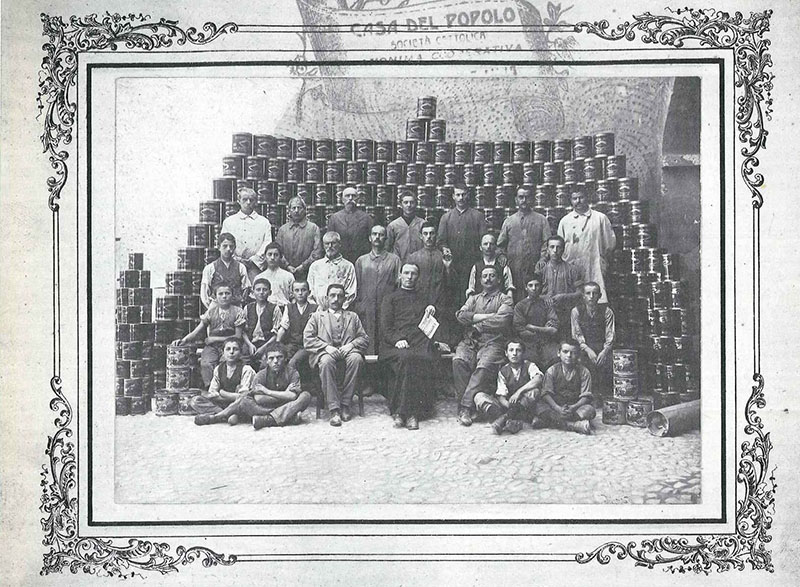1912. Il complesso delle maestranze della Casa del Popolo, con il segretario Don Guido Iori, il Direttore Giacomo Bolzoni e il capofrabbrica Silvio Minardi