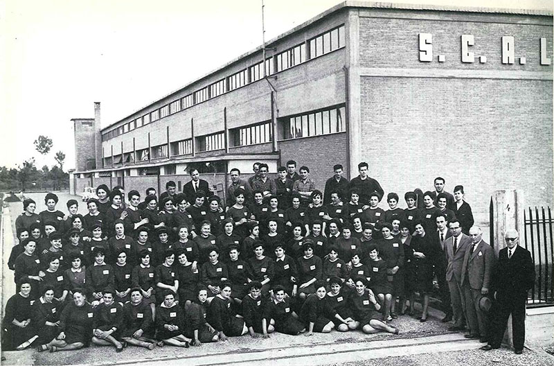 1962. Foto di gruppo alla S.C.A.L. Sono arrivate le donne...